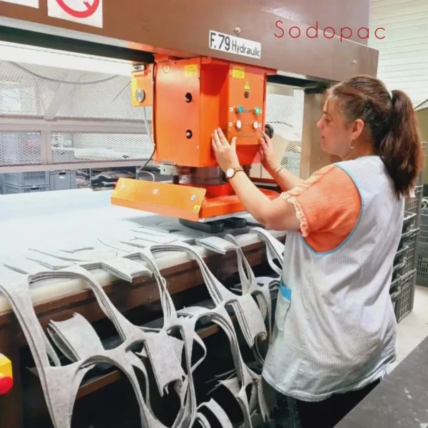 une femme avec une machine de découpe des chaussons