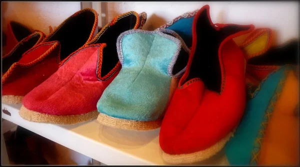 Chaussons anciens rouge et bleu clair avec semelle en feutre