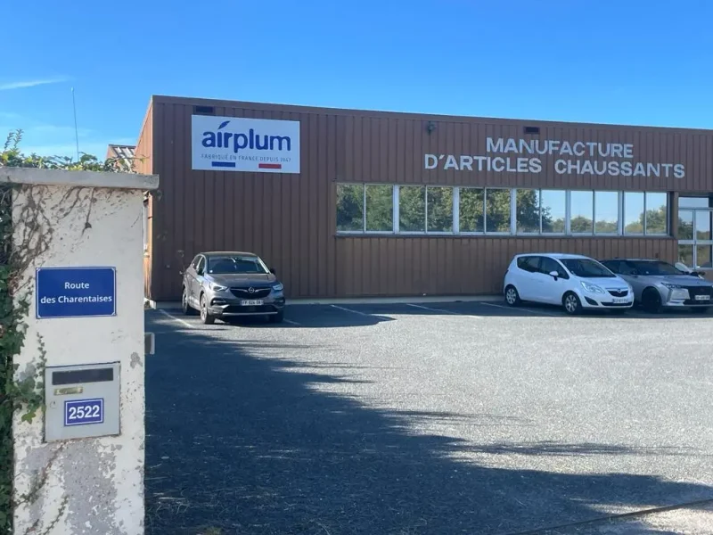 usine Airplum avec panneau adresse