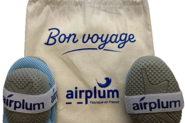 chaussons pliés en 2 avec élastiques autour et pochette voyage de rangement