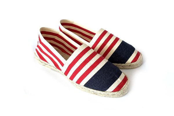 paire de chaussure en toile bleu blanc rouge