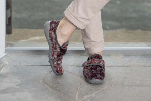 PAIRE DE PANTOUFLES HOMME SENIOR GRISES