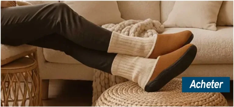 Homme jambe croisées sur un pouf avec chaussettes hautes et mules fourrées