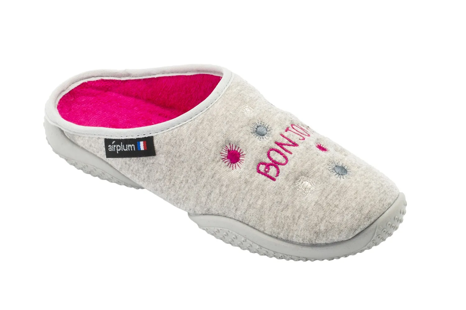 chausson mule BONJOUR de la marque Airplum présente un design doux et accueillant. Il est confectionné dans un tissu gris clair effet laineux, orné de broderies colorées représentant des petites fleurs stylisées, avec l'inscription "BONJOUR" en rose vif sur le dessus. L’intérieur est doublé en tissu rose fuchsia ultra doux