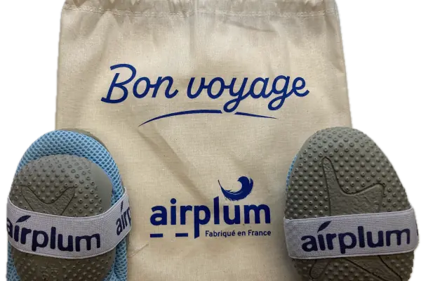 chaussons pliés en 2 avec élastiques autour et pochette voyage de rangement