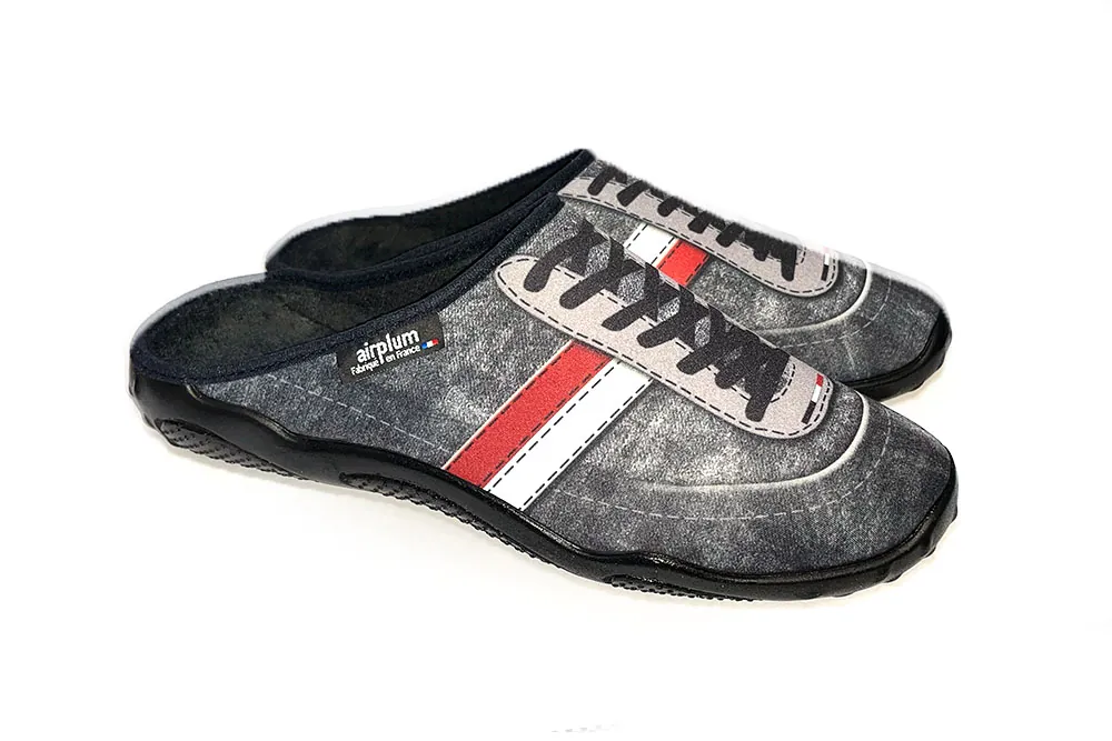 paire de pantoufles francaises basket design
