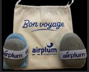 2 chaussons pliés tenus par une bande élastique avec pochette pochon Airplum