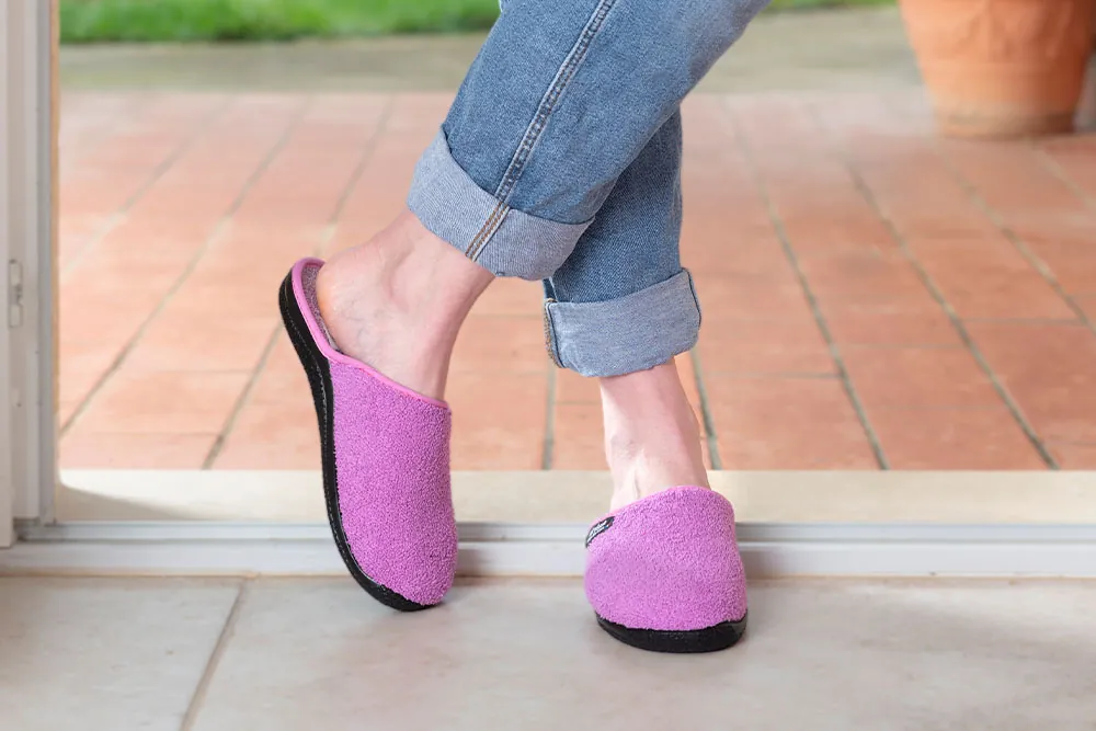 mules de bain eponge rose prune