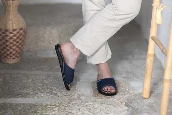 claquettes marine pour homme modèle walise