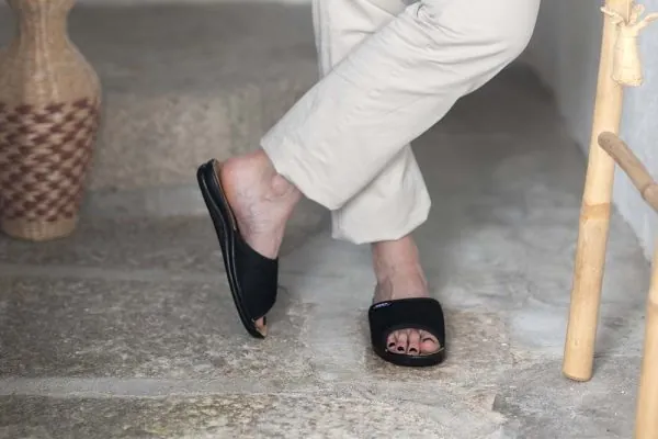 claquettes mixtes noires pour homme et femme modèle walgue