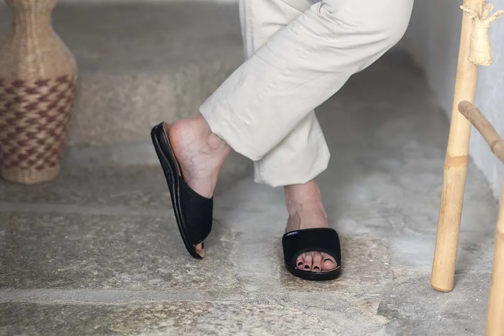 claquettes mixtes noires pour homme et femme modèle walgue