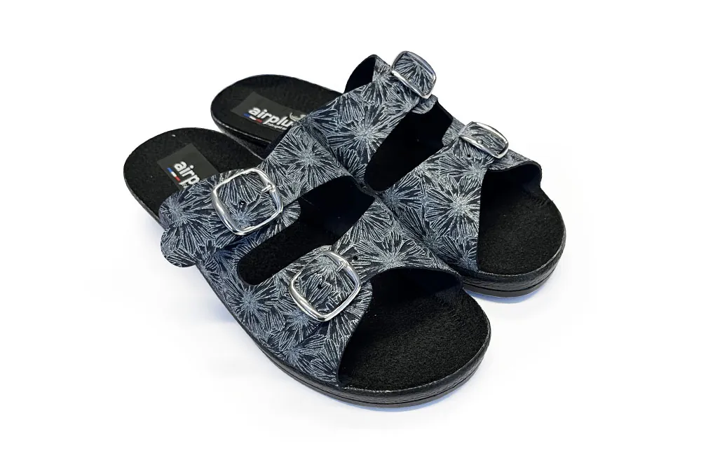 paire de sabots femme à rayures noires et blanches