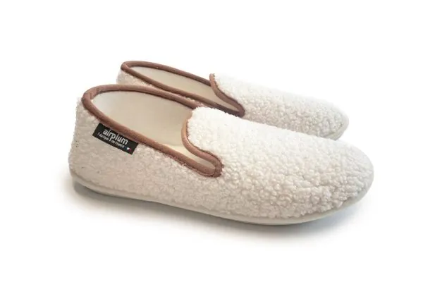 paire de pantoufles blanches charentaises