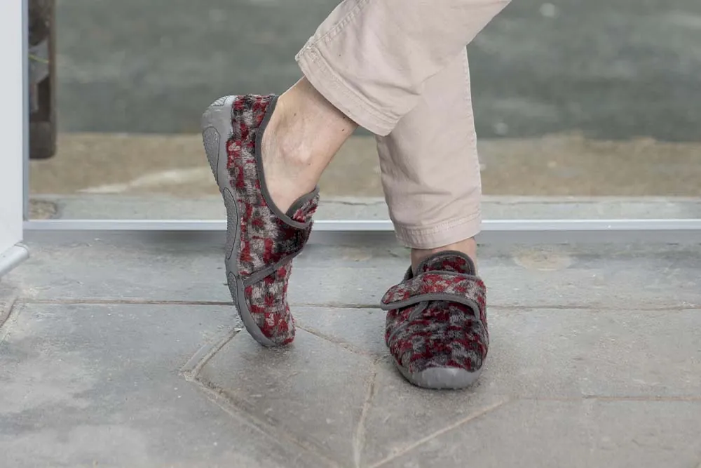 PAIRE DE PANTOUFLES HOMME SENIOR GRISES