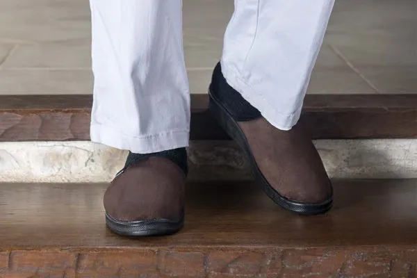 paires de pantoufles homme marron