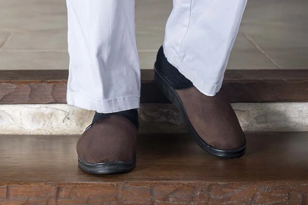 paires de pantoufles homme marron