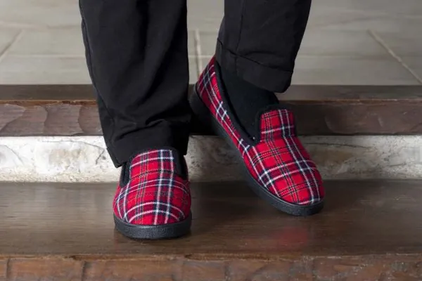pantoufle noel rouge à carreaux charentaises