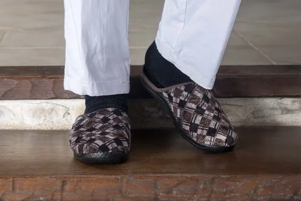 paire de chaussons mules marrons homme