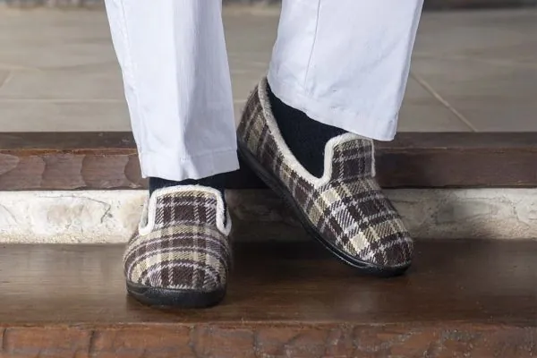Paire de pantoufles à carreaux homme idée cadeau