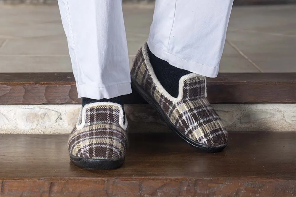 Paire de pantoufles à carreaux homme idée cadeau